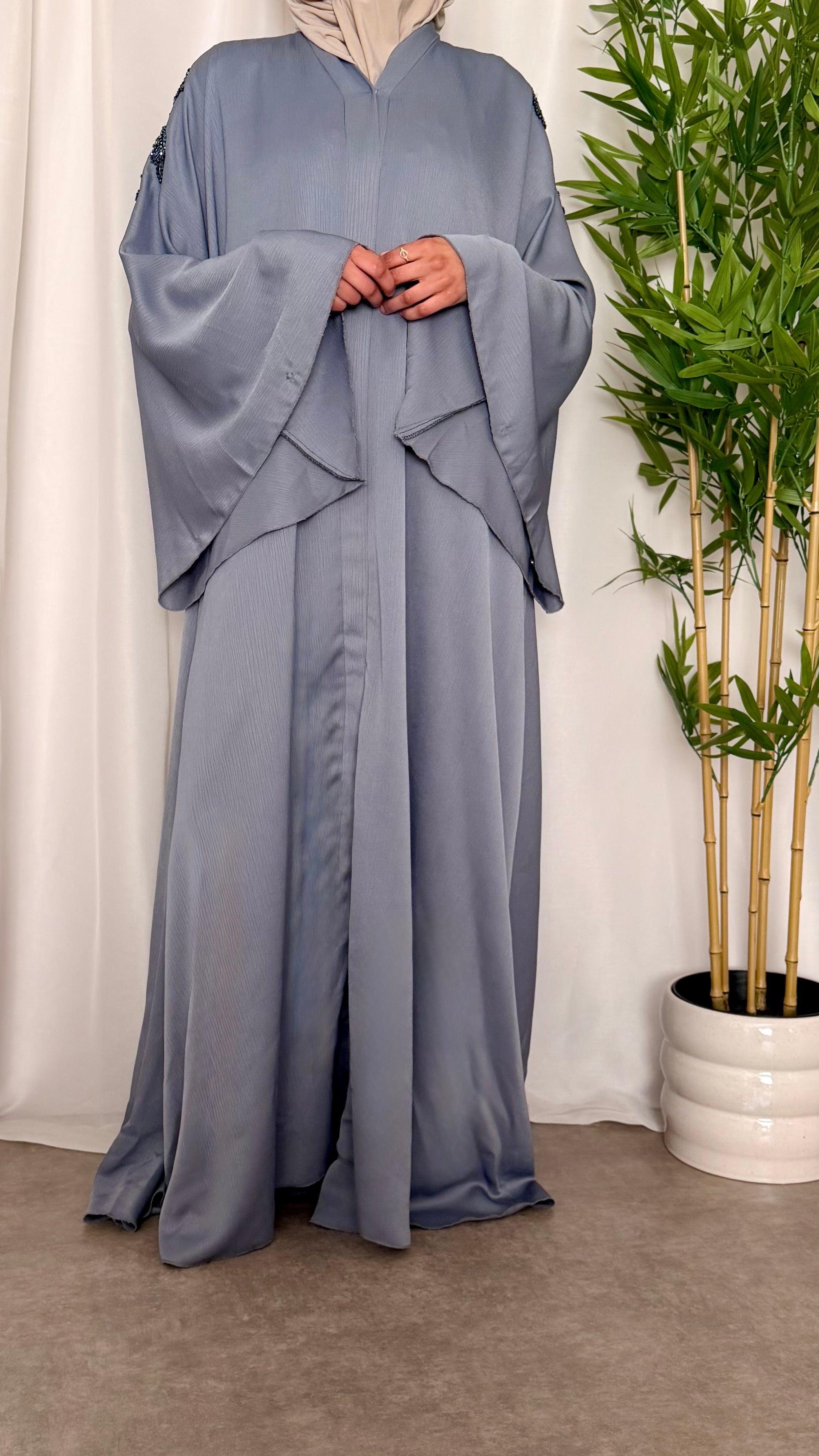 Misty Blue Gesloten Abaya met Steentjes op Rug en Schouders