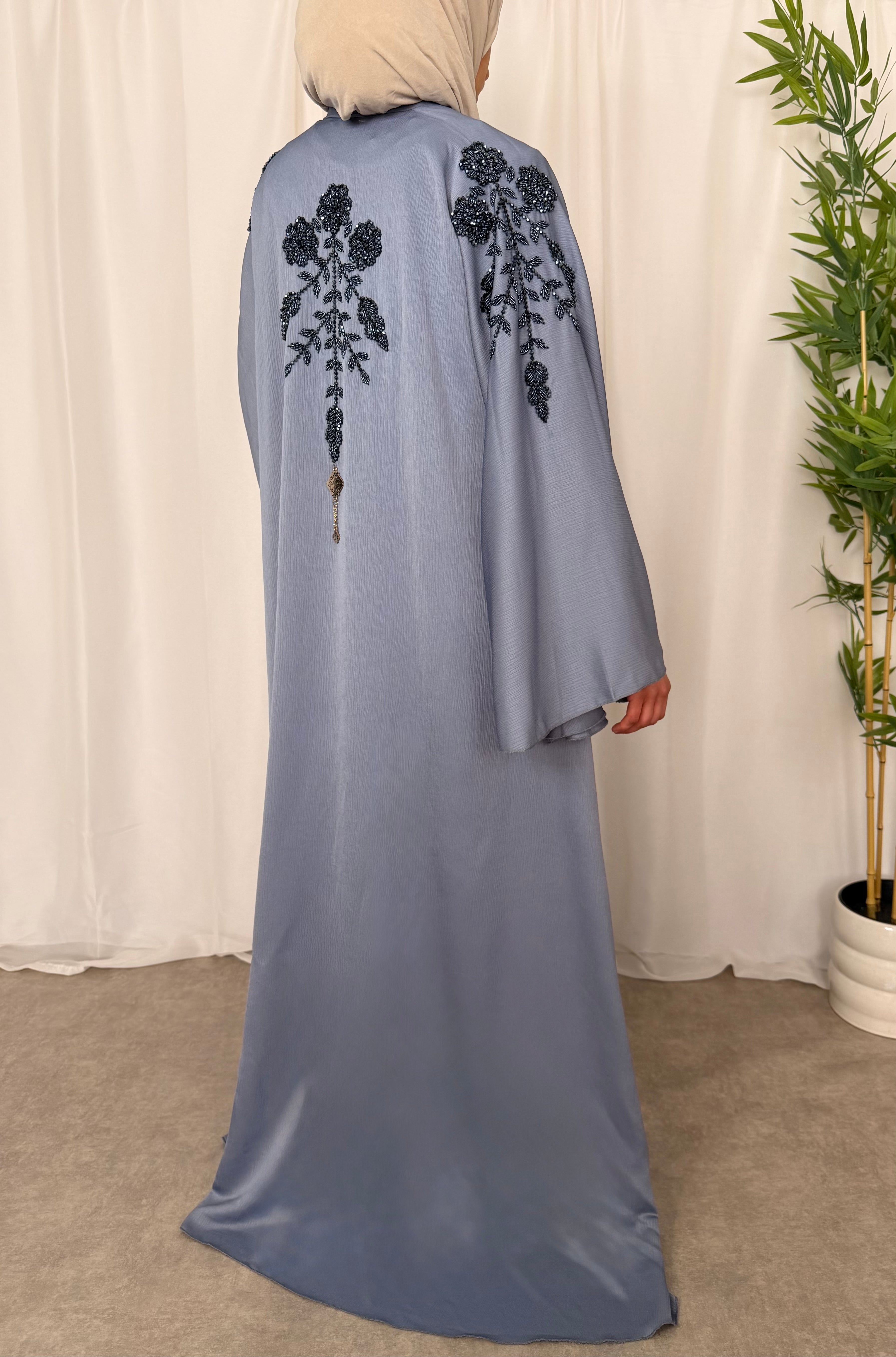 Misty Blue Gesloten Abaya met Steentjes op Rug en Schouders