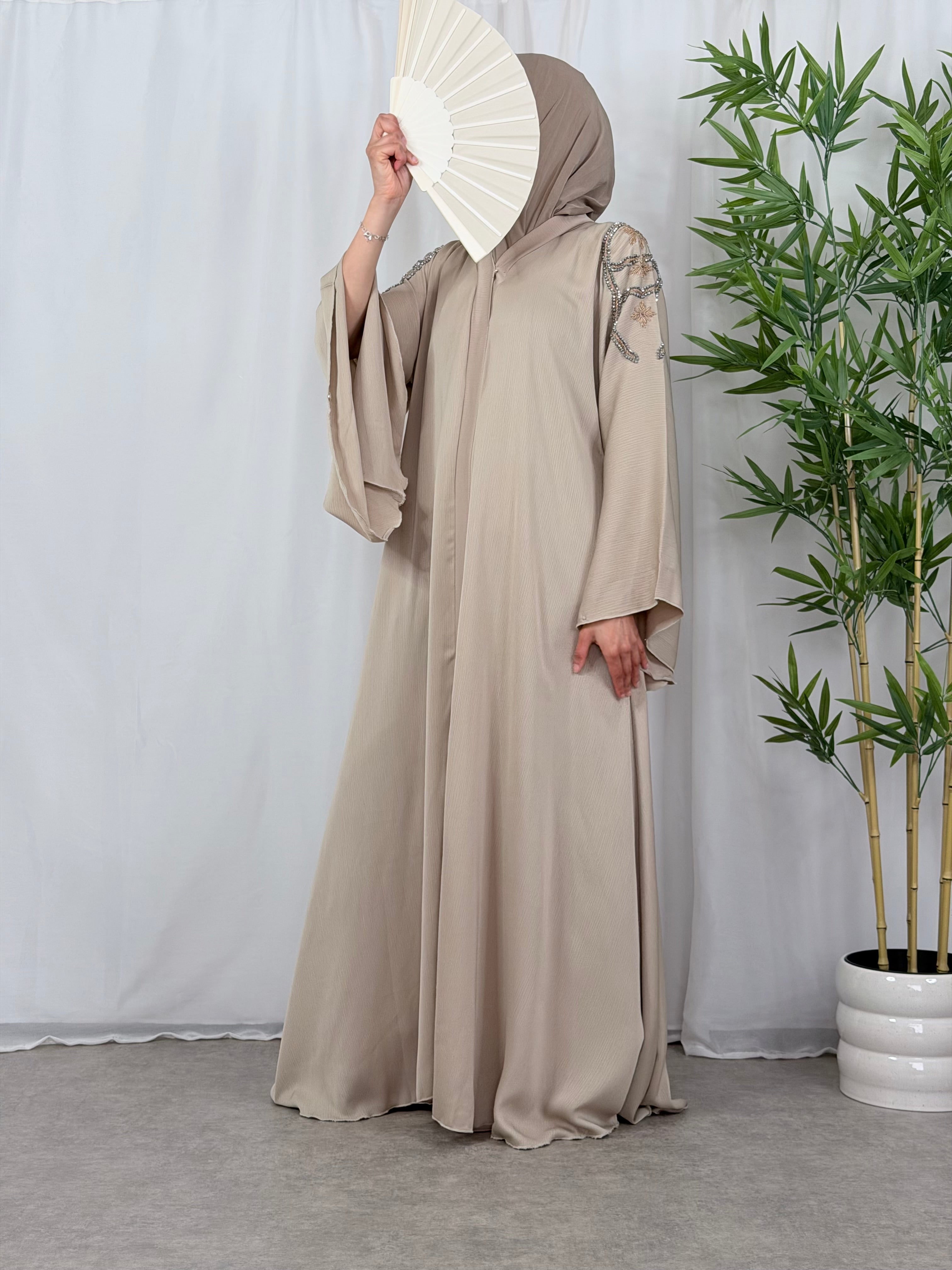 Beige gesloten Abaya met Steentjes op Schouders en Rug