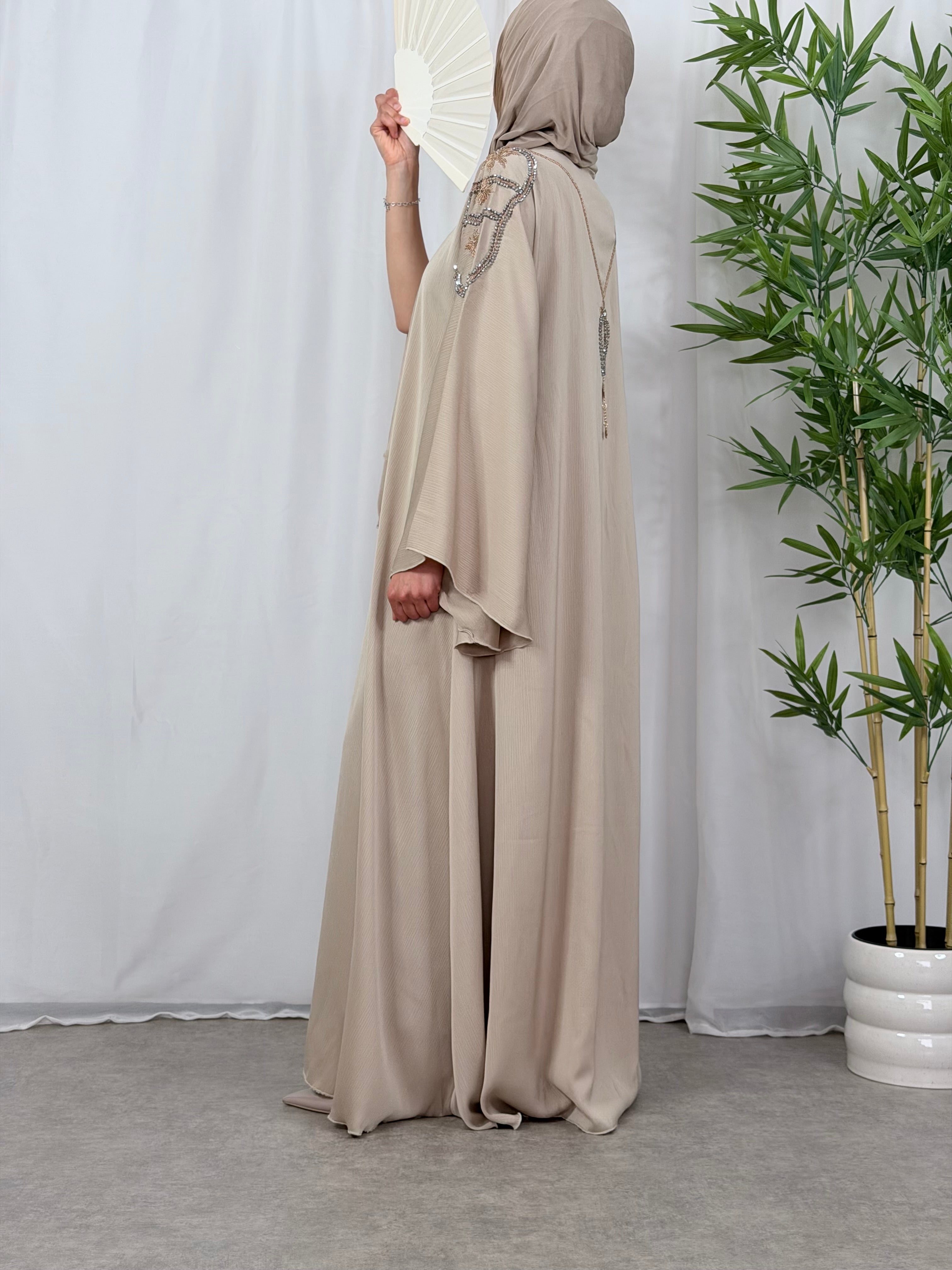 Beige gesloten Abaya met Steentjes op Schouders en Rug
