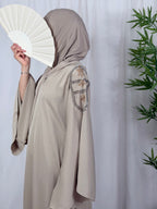 Beige gesloten Abaya met Steentjes op Schouders en Rug