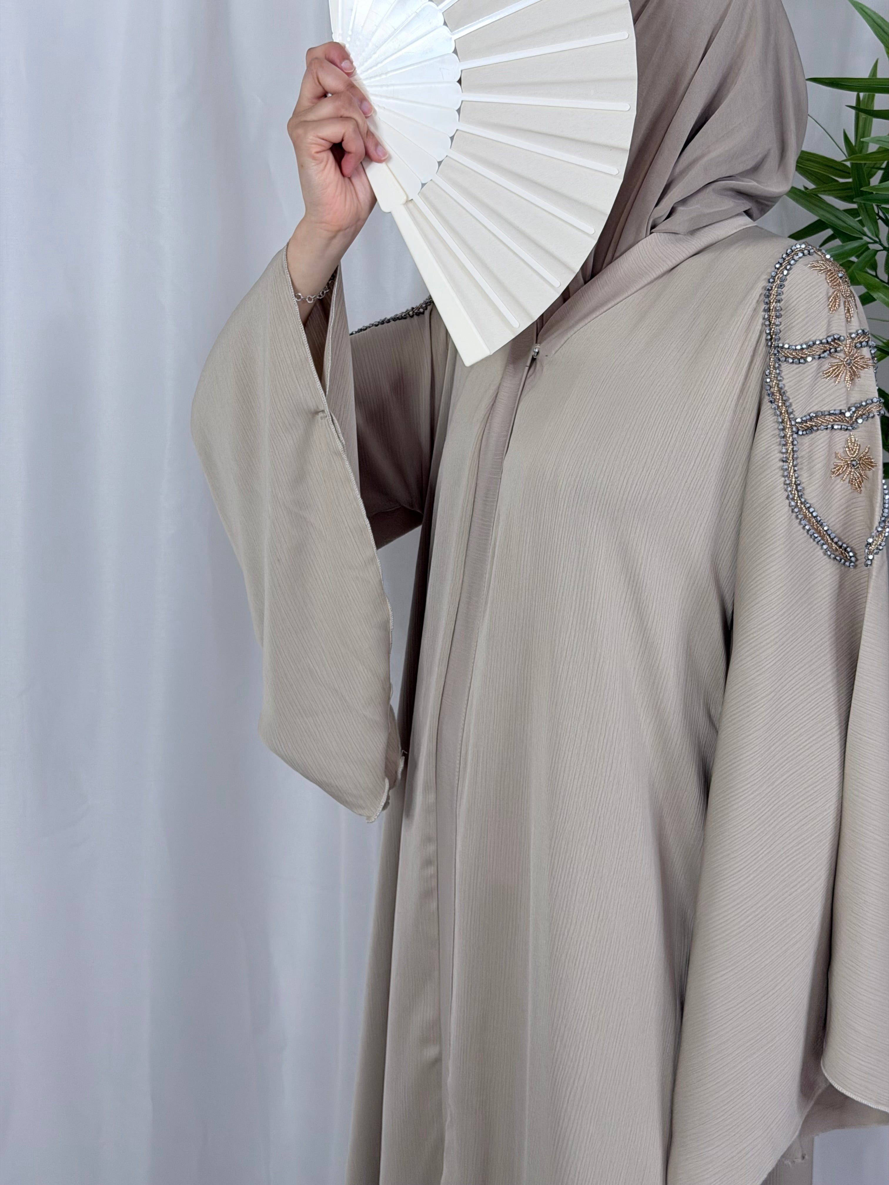 Beige gesloten Abaya met Steentjes op Schouders en Rug