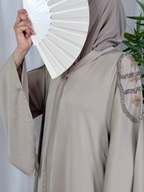 Beige gesloten Abaya met Steentjes op Schouders en Rug